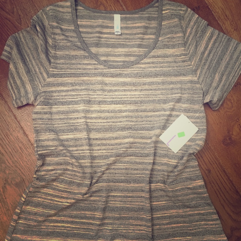 Woman’s LuLaRoe Classic T in Large